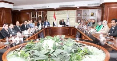 اجتماع محافظ بني سويف لمناقشة قضايا مياه الشرب والصرف الصحي