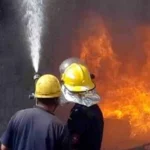 حريق ضخم يجتاح مخزنًا بجوار نزلة دائري مؤسسة الزكاة