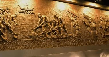 جدارية توثق تاريخ بورسعيد من حفر القناة حتى نصر أكتوبر