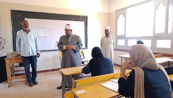 شكر رئيس منطقة أسوان للقائمين على امتحانات الثانوية الأزهرية