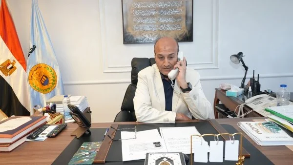تهنئة محافظ أسيوط للطالبة هناء الفائزة بالمركز الأول