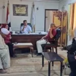رئيس مركز أرمنت يلتقي المواطنين لحل شكاواهم