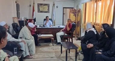 رئيس مركز أرمنت يلتقي المواطنين لحل شكاواهم