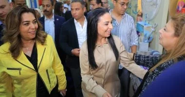 وزيرة التنمية المحلية تشيد بمعرض ديارنا للحرف اليدوية