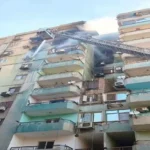 طفل يتلقى العلاج بعد حريق أبراج المحمودية