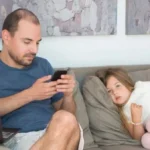 تأثير استخدام الهواتف على العلاقة بين الآباء والأبناء