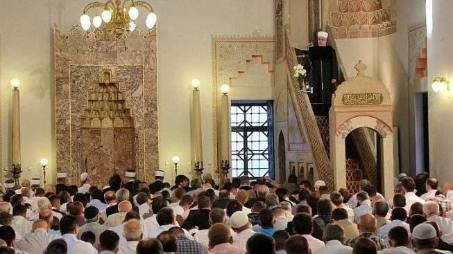 "الرفق وبناء الإنسان في خطبة الجمعة"