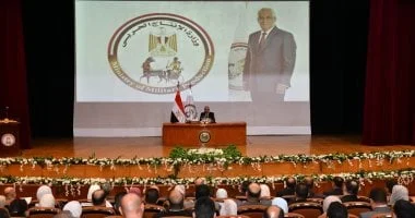 وزير الإنتاج الحربي يلتقي الحاصلين على برامج قيادية
