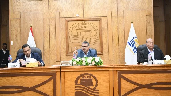 محافظ قنا يحظر تراخيص مؤقتة خارج الحيز العمراني