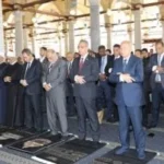 محافظو القاهرة والجيزة والقليوبية يؤدون صلاة الجمعة بمسجد عمرو بن العاص