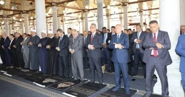 محافظو القاهرة والجيزة والقليوبية يؤدون صلاة الجمعة بمسجد عمرو بن العاص