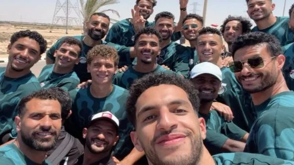 حسن الرداد وكريم فهمي يستقبلان منتخب مصر بعد المونديال