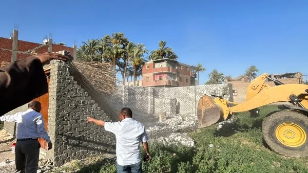 إزالة التعديات على الأراضي الزراعية في قنا