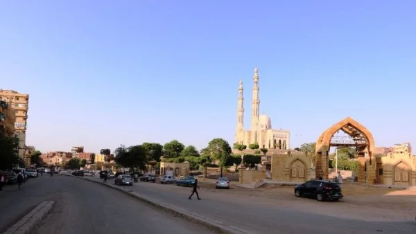 محافظ أسوان يمنع انتظار السيارات لزيادة السيولة المرورية