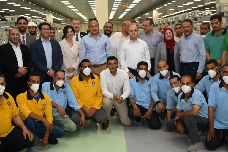 وزير الصناعة يتفقد أكبر مصنع غزل في العالم بالمحلة