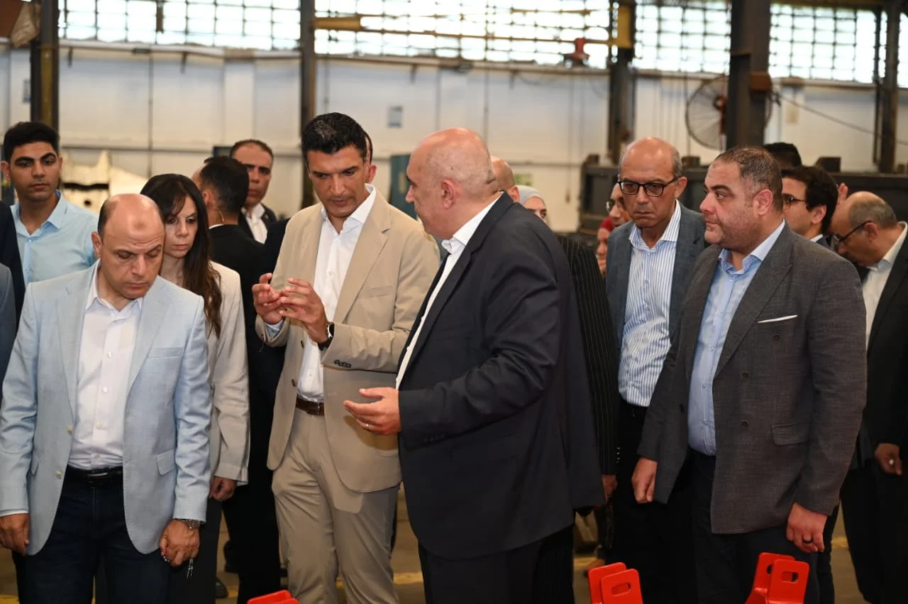 وزير الصناعة يختتم زيارة للمحلة الكبرى بتفقد المصانع