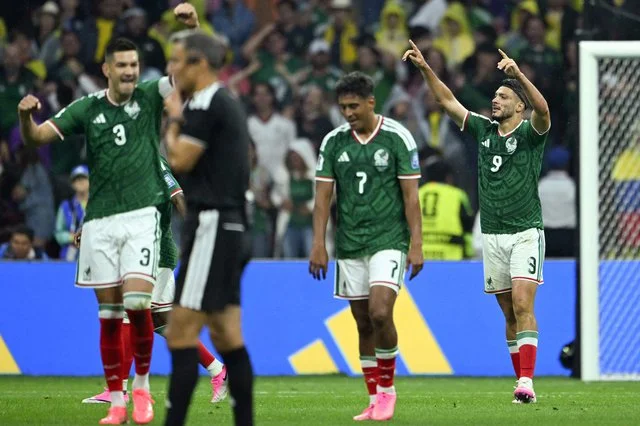 المكسيك تتقدم على الإكوادور بكأس العالم بعد تأجيل المباراة