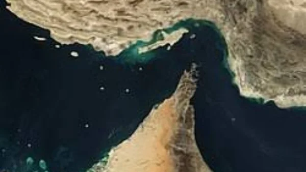 إيران تغلق مضيق هرمز بعد حادثة تحذيرية