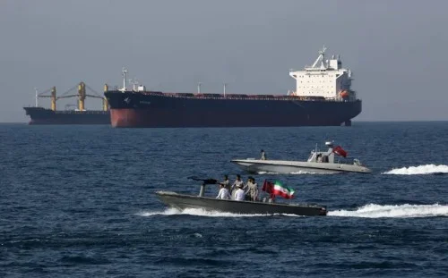 استهداف سفينة في مضيق هرمز: تفاصيل جديدة