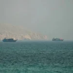 طاقم السفينة المستهدفة على قارب نجاة بعد الهجوم