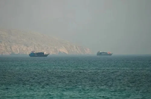 طاقم السفينة المستهدفة على قارب نجاة بعد الهجوم