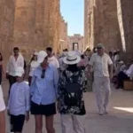 استمتاع السياح في معابد الأقصر رغم حرارة الصيف