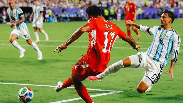 خلاف بين الجهاز الفني واتحاد الكرة حول رواتب المنتخب