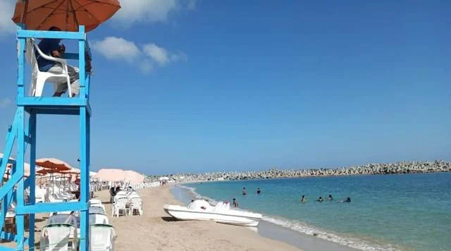 حالة شواطئ الإسكندرية اليوم وألوان الرايات