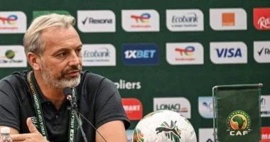 وفاة والد مدرب الكونغو خلال مؤتمر صحفي مع إنجلترا
