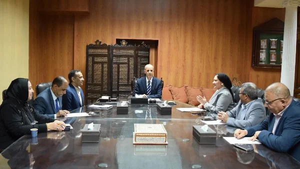 اجتماع رئيس جامعة بني سويف حول اللغات والتعلم المدمج