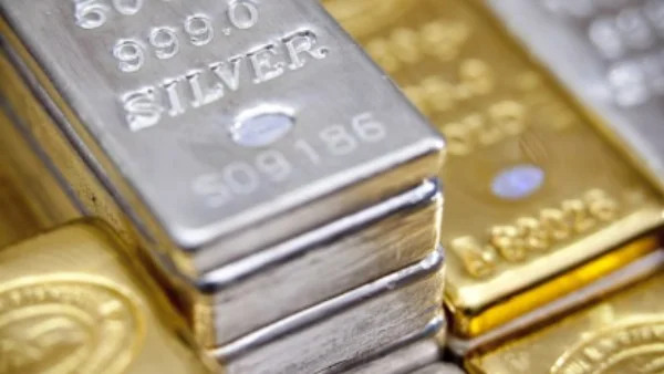الذهب مستقر والفضة تحت ضغط الدولار والفائدة