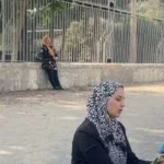 الأمهات ينتظرن أبنائهن أمام لجان امتحانات الثانوية