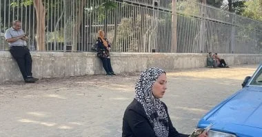 الأمهات ينتظرن أبنائهن أمام لجان امتحانات الثانوية