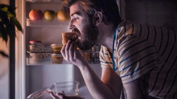 أطعمة يجب تجنبها في الليل للحفاظ على النوم الجيد