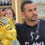 الأجانب يستمتعون بشراء التحف الفرعونية في الأقصر