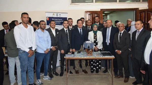 رئيس جامعة بنها يتفقد مشروعات تخرج كلية الهندسة