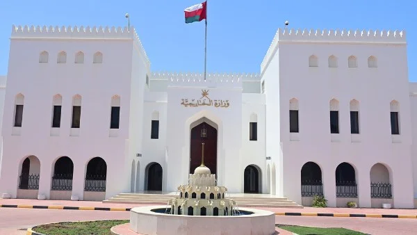 عمان تعزز التعاون لاستعادة حرية الملاحة في هرمز