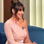 ساندي تتألق بإطلالة عصرية في سيارتها
