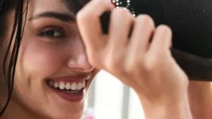 هاندا أرتشيل بإطلالة صيفية ساحرة لمجلة ELLE Türkiye