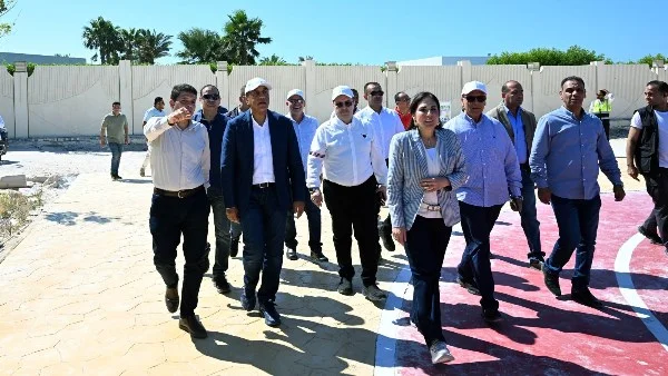 رئيس الوزراء يتفقد مشروع الممشى السياحي في مارينا