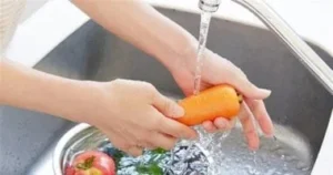 الطريقة الصحية لغسل الفاكهة والخضار