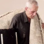 أستاذ متفرغ يشارك في تجهيز مقر الكلية الجديد