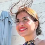 منة فضالي تخطف الأنظار بفستان قصير أنيق
