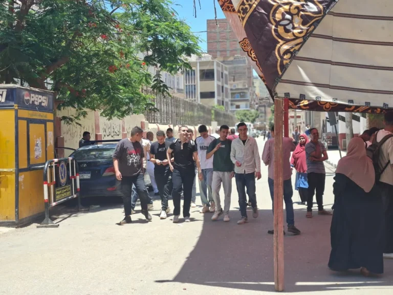 طلاب الثانوية العامة بالقليوبية يشكون من صعوبة امتحان الكيمياء