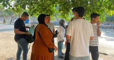 أولياء الأمور يدعمون أبنائهم في آخر أيام الامتحانات