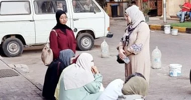 ترقب الأمهات أمام لجان امتحانات الثانوية بالجيزة