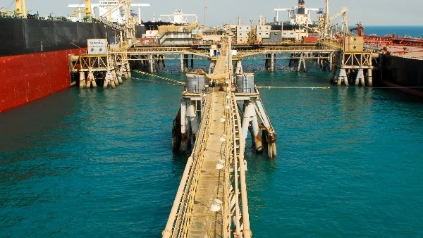 تعليق تحميل النفط في الموانئ العراقية بعد حادثة البصرة