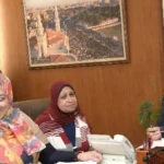 محافظ بورسعيد يستمع لشكاوى المواطنين ويعالج مشكلاتهم