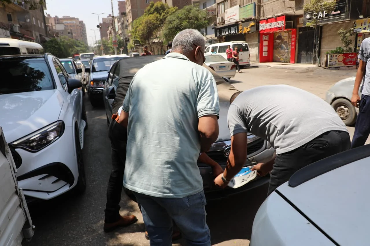 محافظ القاهرة يواجه الانتظار الخاطئ بسحب لوحات السيارات