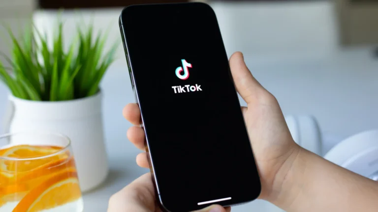 Ofcom تحقق في تدابير أمان الأطفال على تيك توك
